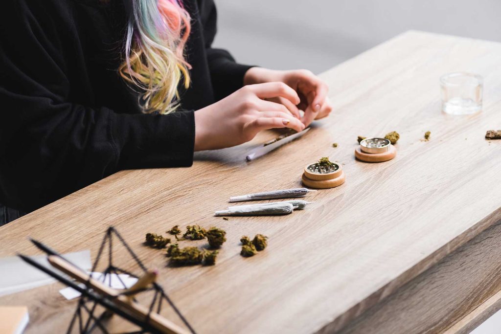 how to roll a joint cannabis rolling tutorial