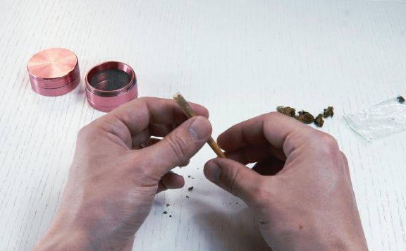 how to roll a spliff or weed