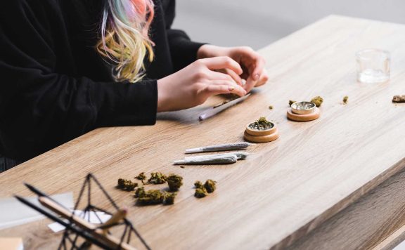 how to roll a joint cannabis rolling tutorial