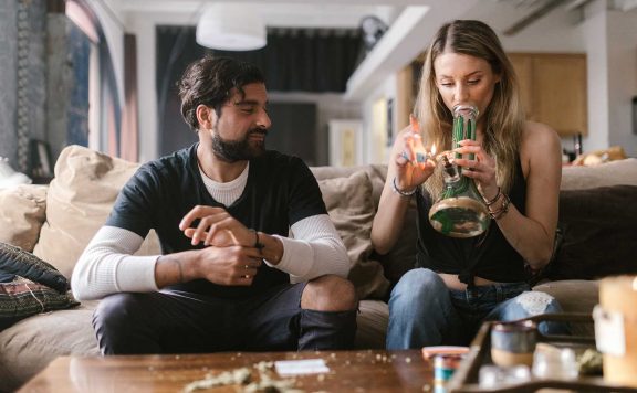 how to clean your glass bong and pipe 1
